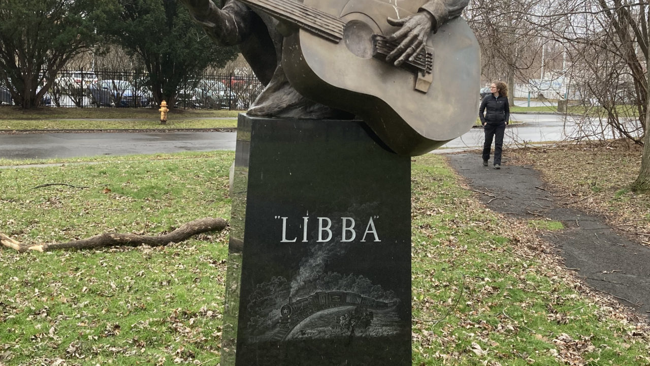 Estatua conmemorativa de Elizabeth Cotten en Libba Cotten Grove, Syracuse NY, enero de 2022