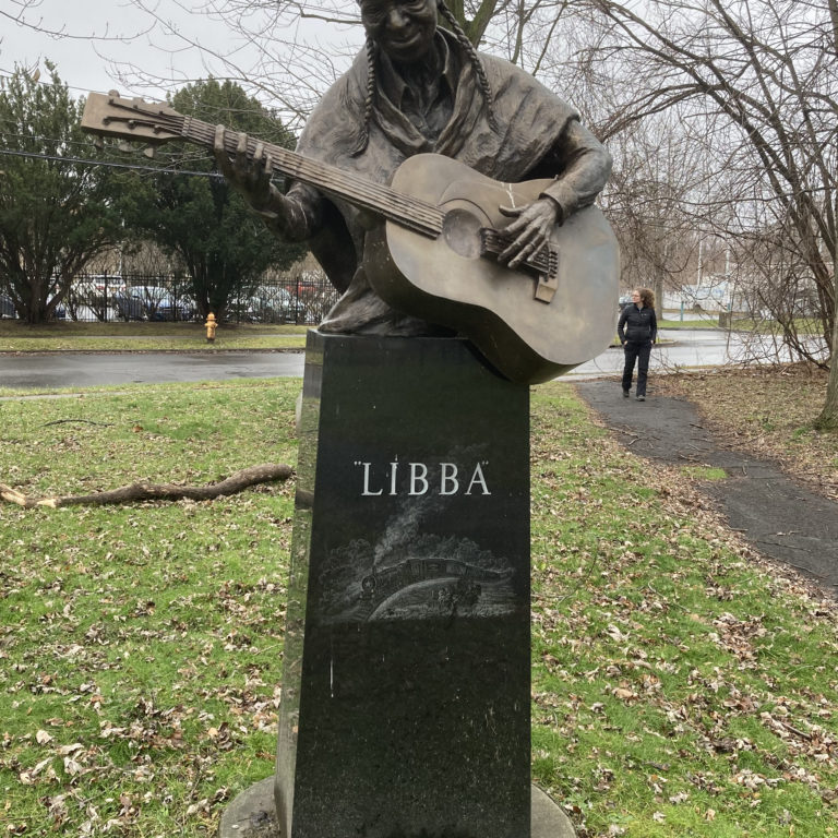 Estatua conmemorativa de Elizabeth Cotten en Libba Cotten Grove, Syracuse NY, enero de 2022