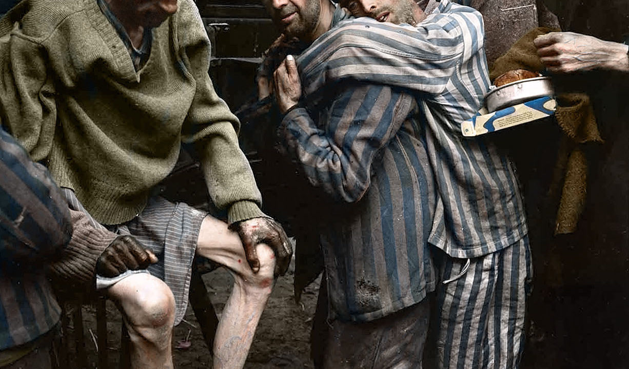 Luciano Allende cargando a un compañero prisionero